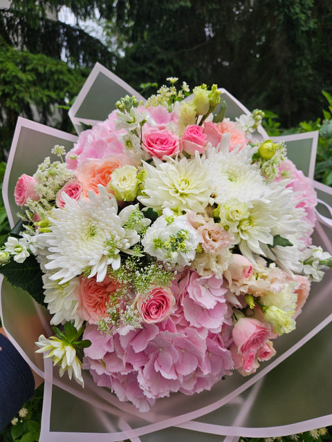 Florist's Choice with Hydrangea Bouquet – flower delivery Prague | myflorist.cz 2