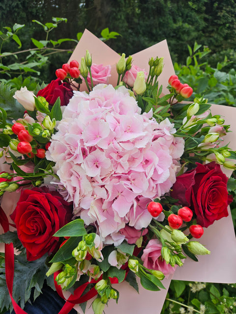 Florist's Choice with Hydrangea Bouquet – handmade bouquet Prague | myflorist.cz