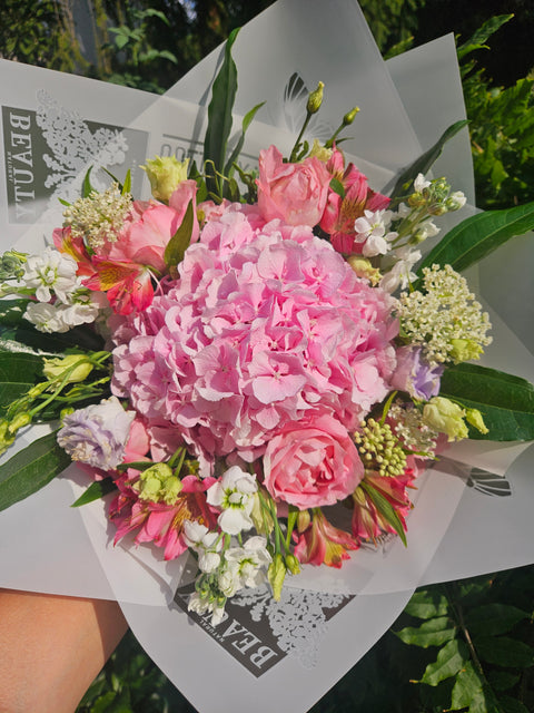 Florist's Choice with Hydrangea Bouquet – Prague florist | myflorist.cz