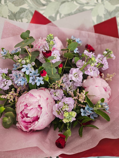 Florist´s Choice with Peonies Bouquet