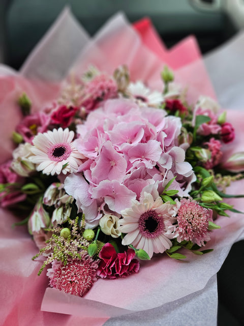 Florist's Choice with Hydrangea Bouquet – flower delivery Prague | myflorist.cz