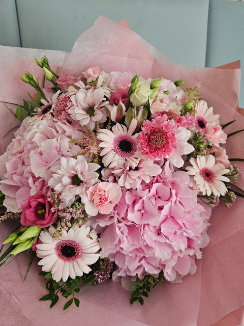 Florist's Choice with Hydrangea Bouquet – fresh flowers Prague | myflorist.cz