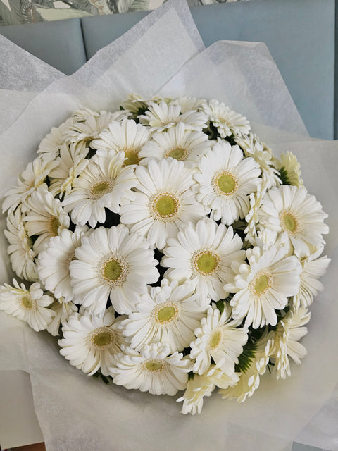 White germini bouquet top view — monochrome flower arrangement, delivery in Prague