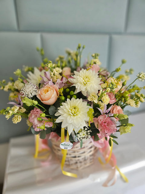 Garden basket with pastel flowers and seasonal blooms – myflorist.cz Prague