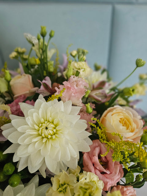 Close-up of a handcrafted pastel flower basket with garden-inspired arrangement – myflorist.cz Prague
