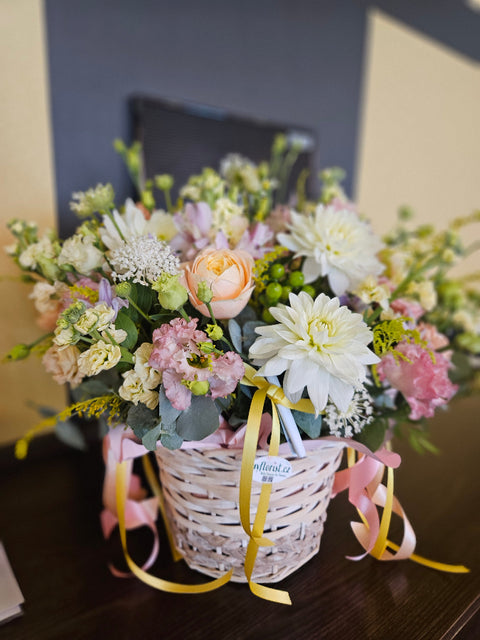 Elegant pastel garden basket with fresh flowers – flower delivery Prague – myflorist.cz