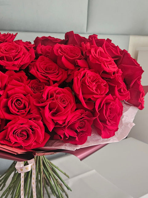 Kytice prémiových červených růží ve tvaru srdce