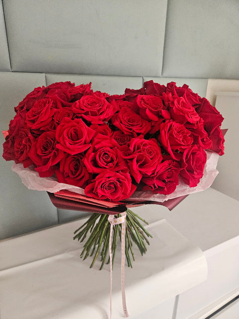 Kytice prémiových červených růží ve tvaru srdce