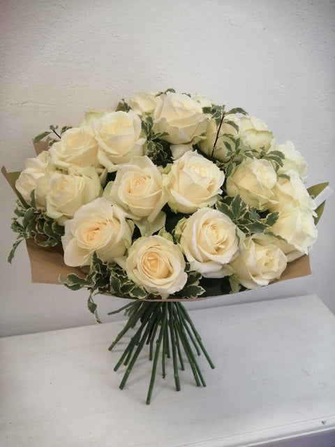 Kytice bíých růží