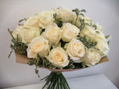 Kytice bíých růží
